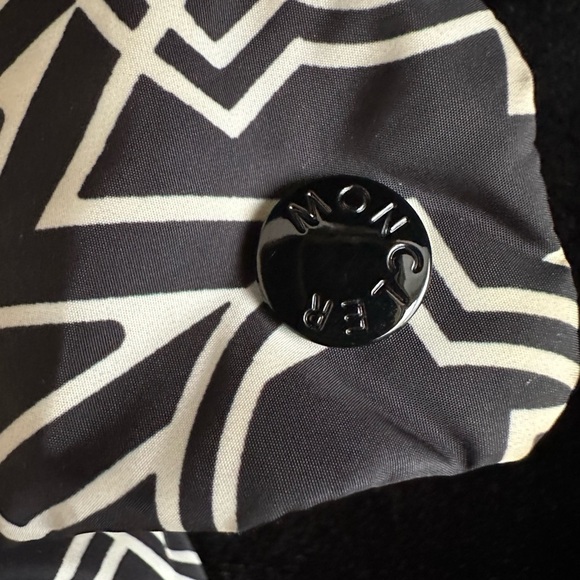 Moncler Daos Logo Print Water Resistant Hooded Down Puffer Coat Jacket. - Picture 3 of 16